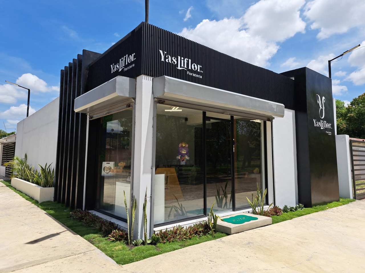 Fachada Yasliflor C.A