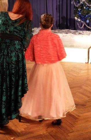 Платье персиковое сзади