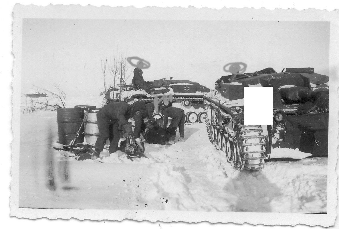 Deutsche Panzer StuG Sturmgeschütz beim betanken