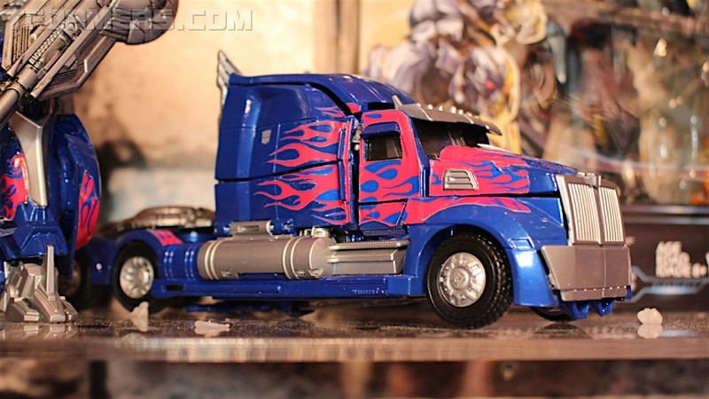 MORE Transformers Showroom Images Trypticon, Tit
