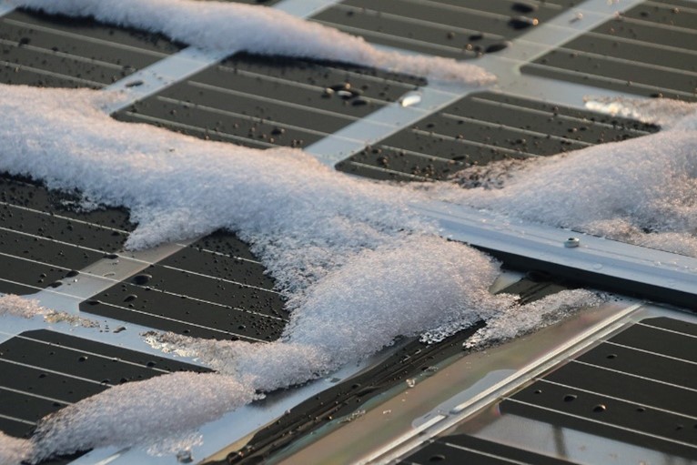 Panneaux solaires sur toit recouvert de neige