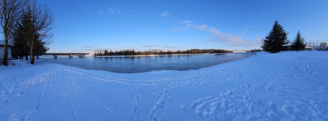 追極光的河岸白天的樣子，使用廣角鏡和全景功能拍攝