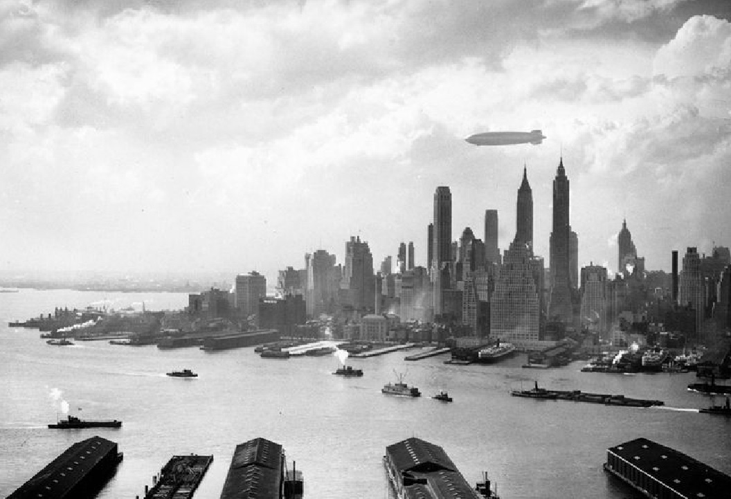 00-The-Hindenburg-over-Manhattan-on-May-6-1937-hours-before-th.jpg