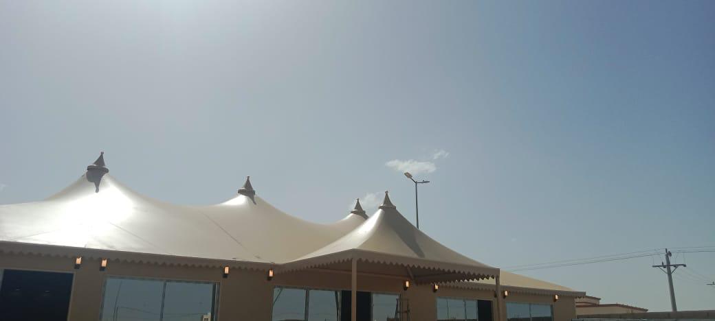 خيمة ملكية مع زخارف عربية