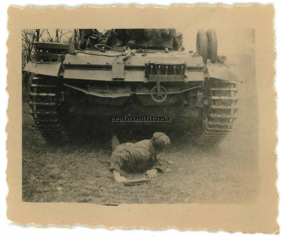 Orig. Foto Panzer III Tank bei Grenadier Nahkampf Übung - Überrollen (1)