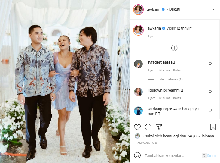 Awkarin bersama Sabian Tama dan Gangga di pernikahan Sarah Gibson