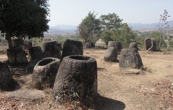 Asal usul guci raksasa di Plain of Jars tidak diketahui sampai saat ini, hingga menciptakan beragam spekulasi di antara para peneliti.