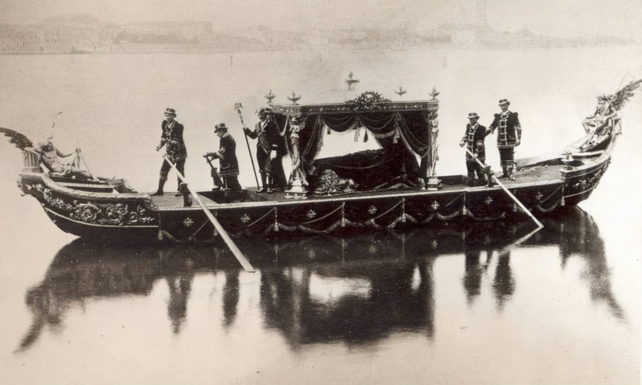 funeral barge — Postimages