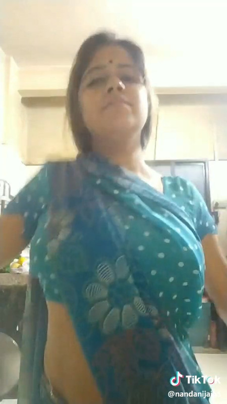 Hot Marathi Aunty Sexy navela nd belly chanin in blue saree.mp4_snapshot_00.14.946