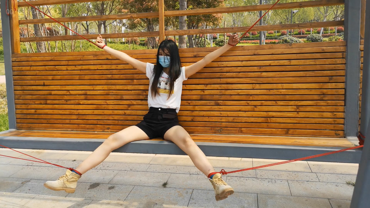 束缘阁 1米75 的长腿模特珍珍 马路旁边公园里的捆绑.mp4_20200418_102609.152