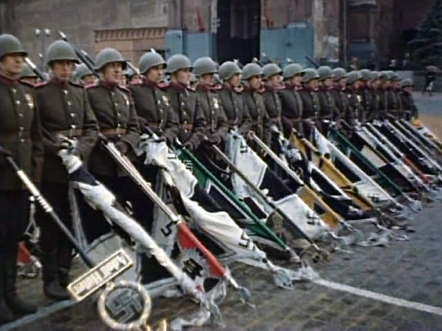 Banderas y estandartes alemanes capturados por las tropas soviéticas tras la rendición incondicional de Alemania durante la Batalla de Berlín. Banderas y estandartes alemanes capturados por las tropas soviéticas tras la rendición incondicional de Alemania durante la Batalla de Berlín.