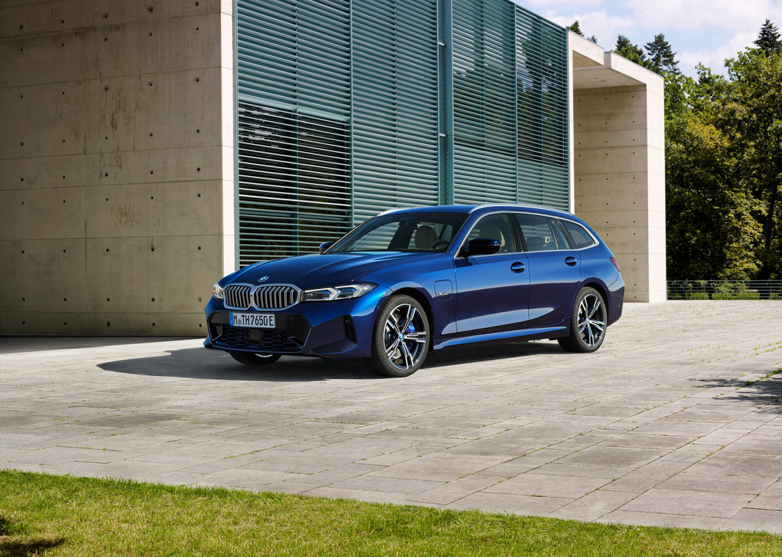 P90462525_highRes_the-new-bmw-330e-tou
