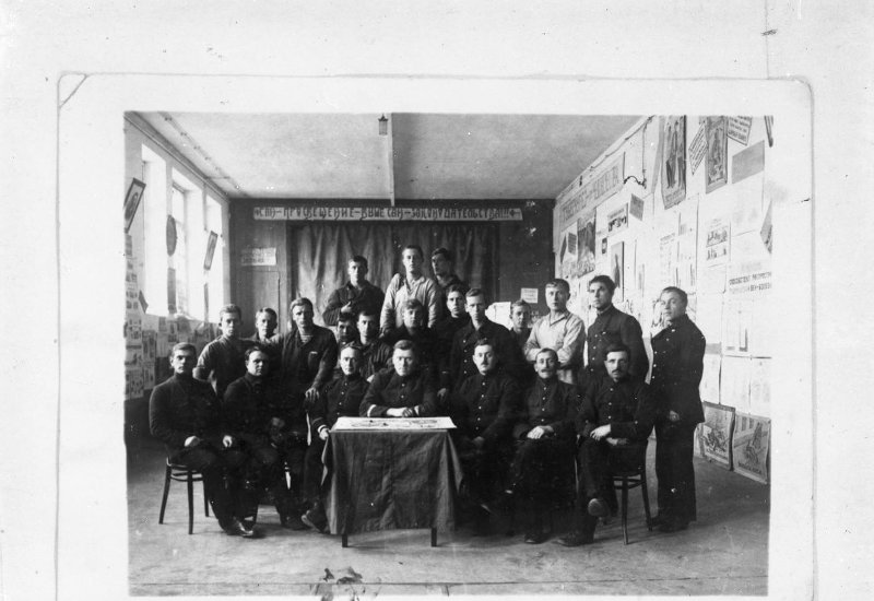 ЧФ 1925-1927 гг. Комиссар дивизиона ПЛ В.Я. Голубовский с группой политработников дивизиона.