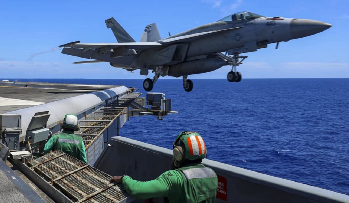 Estados Unidos recupera un avión de combate que cayó al mar