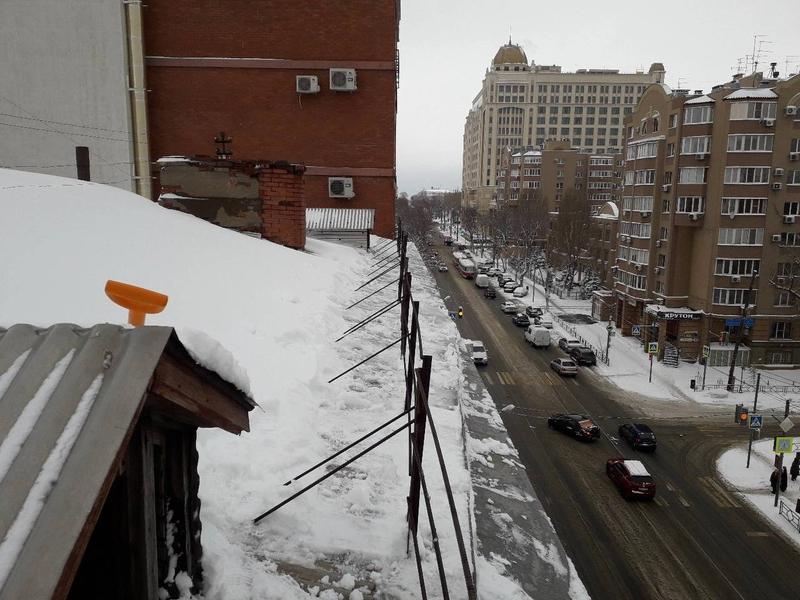 Очистка кровли от снега в Самаре: работа промальпинистов на высоте с соблюдением техники безопасности