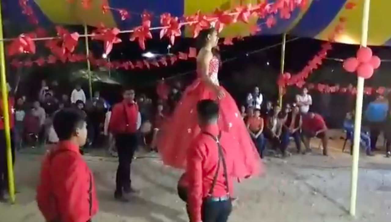 Quinceañera camina sobre bailarines y se hace viral “eran chambelanes, no tapetes”