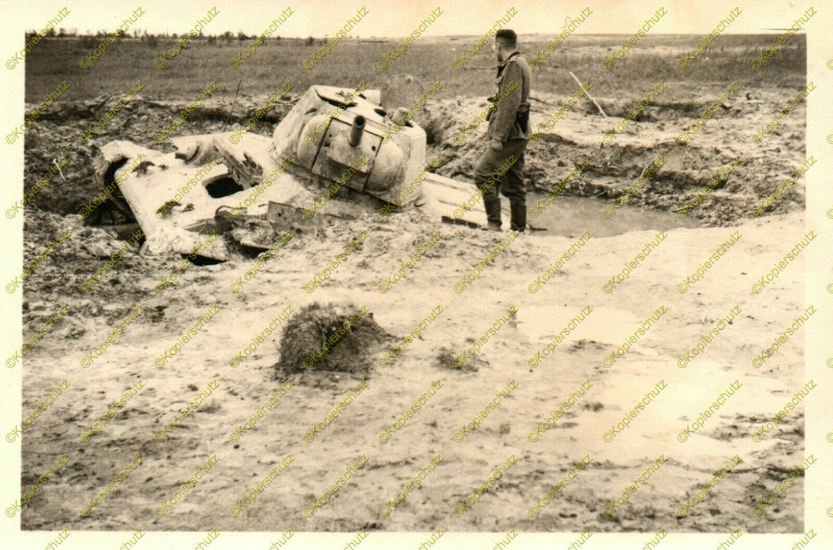 Foto, 2.Pionier-Bataillon 253, zerstörter Panzer, T-34, Russland