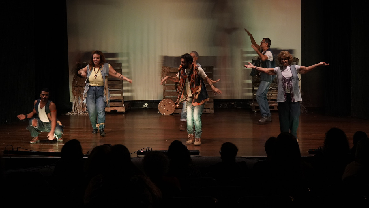 Elenco do projeto Segundas em Cena durante apresentação teatral em Guarujá