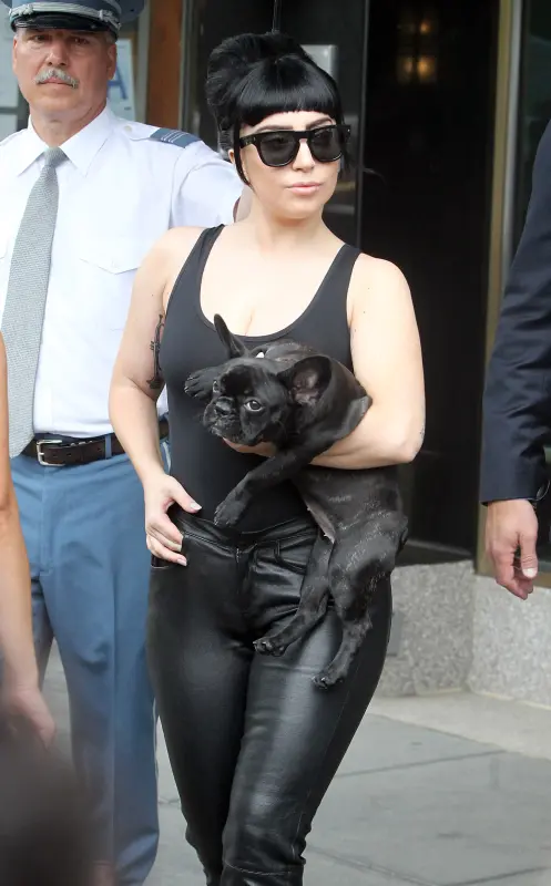 6-19-14-Leaving-her-apartment-in-NYC-001