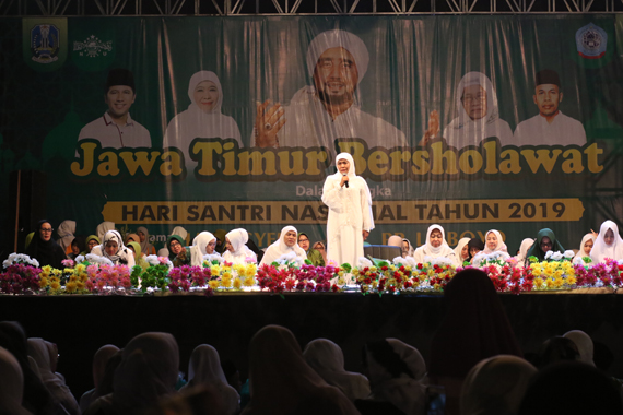 Gubernur Khofifah Minta Pesantren Beri Kado Salat Istisqo di Hari Santri Nasional