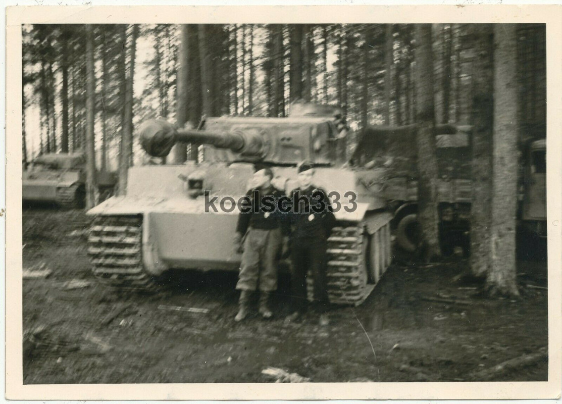 Foto Panzermänner vor einem Tiger Panzer an der Ostfront in Russland Pz.Kpfw. VI.