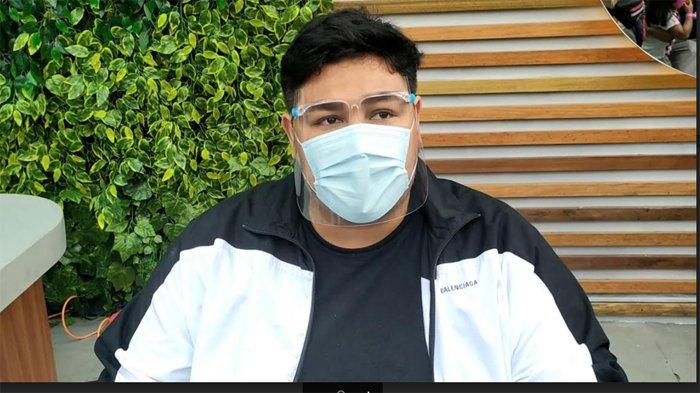 Ivan Gunawan disela-sela acara soft openning usaha kopi di kawasan Bintaro, Tangerang Selatan, Minggu (27/9/2020) petang.