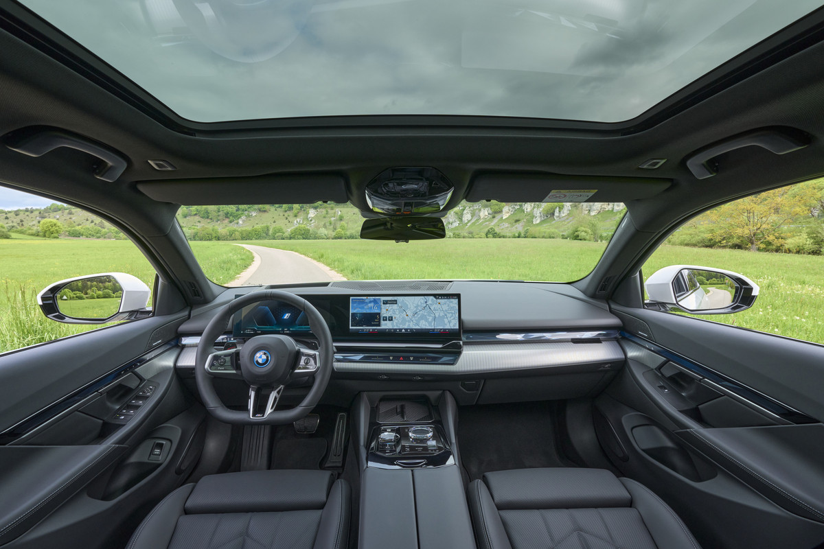 P90551902_highRes_the-new-bmw-530e-tou