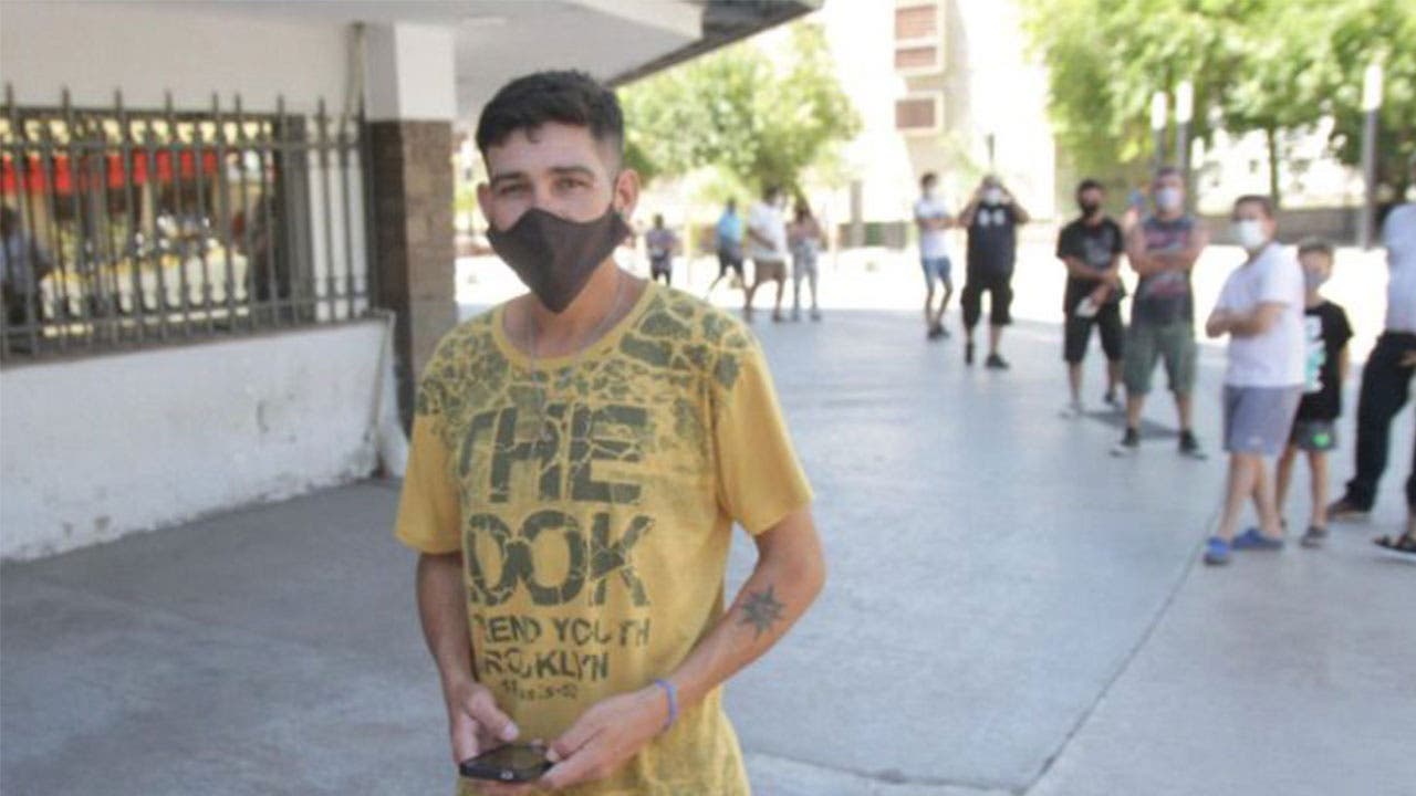 Joven duranguense se vuelve viral por rentarse para hacer fila en tu lugar