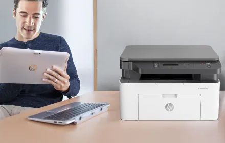 Smartphone com o aplicativo HP Smart e a impressora ao fundo