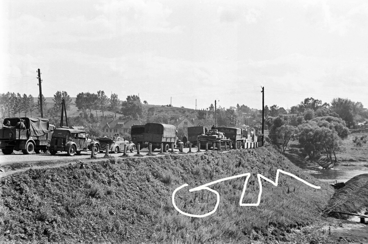 Shitomir, Kolonne fährt in Ortschaft