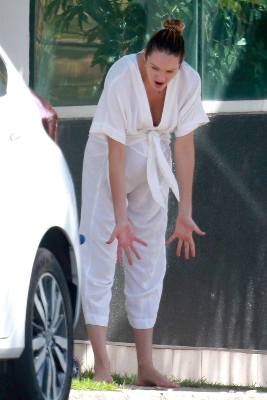 pregnant-candice-swanepoel-out-in-espirito-santo-05-14-2018-2