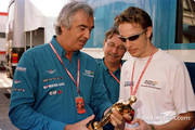 Temporada 2001 de Fórmula 1 - Pagina 2 F1-spanish-gp-2001-jenson-button-showing-his-bernie-award-to-flavio-briatore