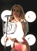 VictoryKoshur_2024_SingerPragueValentine_GIF02