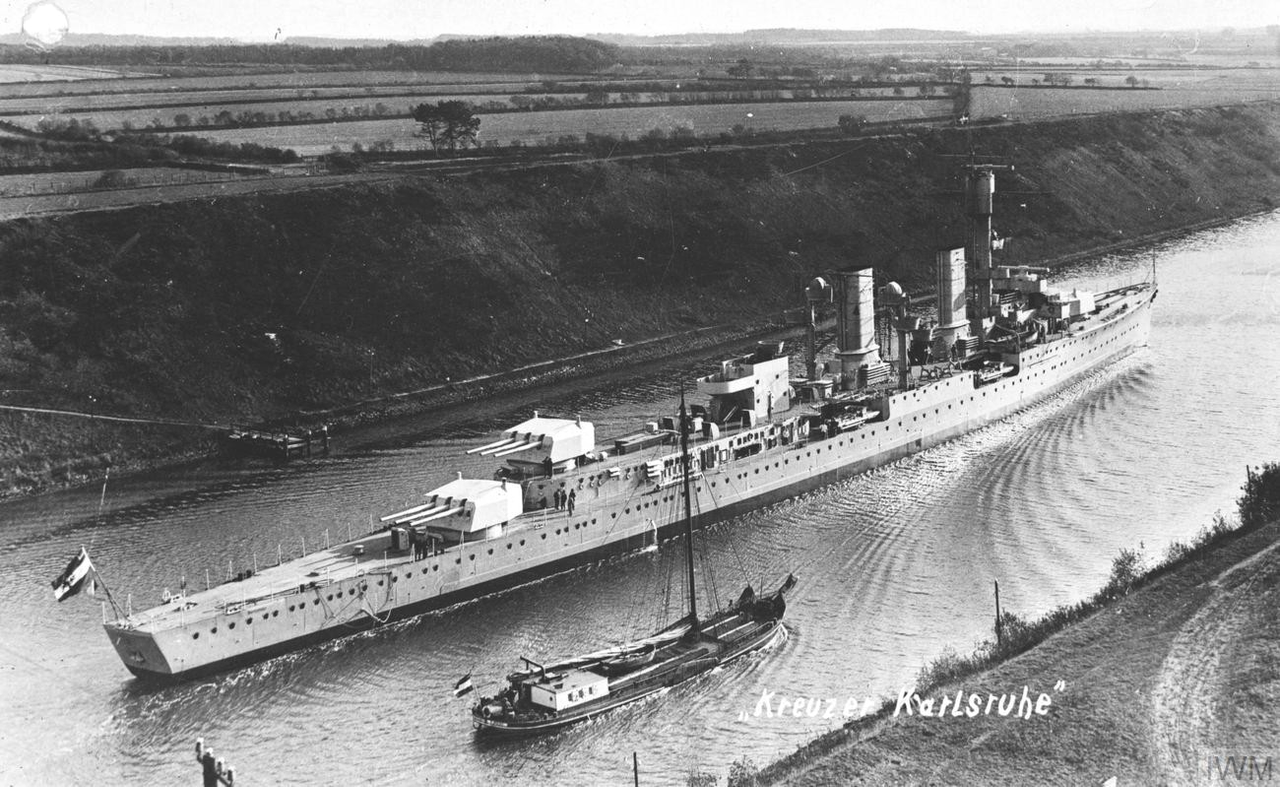 DKM-Karlsruhe-transita-por-el-Canal-de-Kiel-en-1934.png