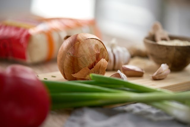 Illustration of prebiotic foods like onion and garlic to nourish and support gut microbiome