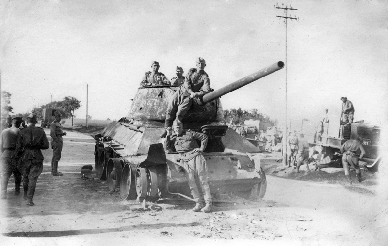 Красноармейцы, принимавшие участие в боях, фотографируются на по