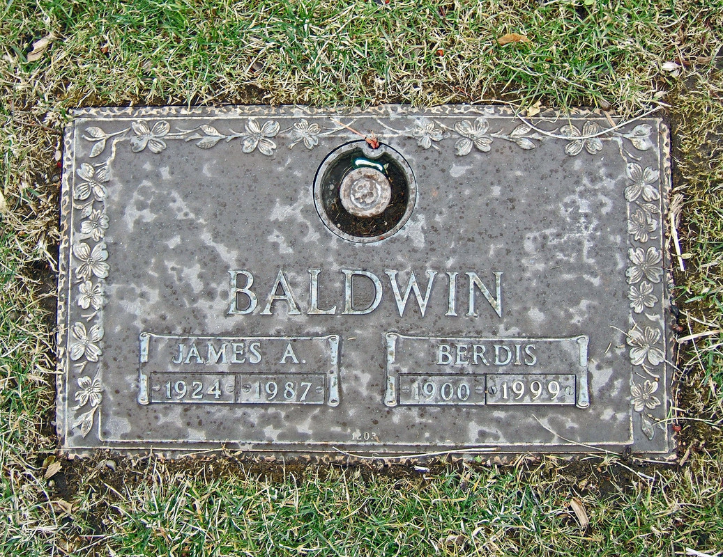 2560px-Tombstone-of-James-Baldwin-and-his-mother-Berdis