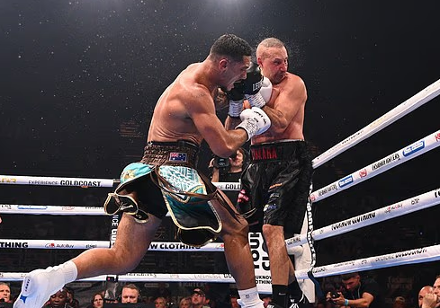 Опетая счупи врата на съперника си за световната титла