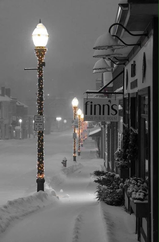 blacknwhitesnowstreet.jpg