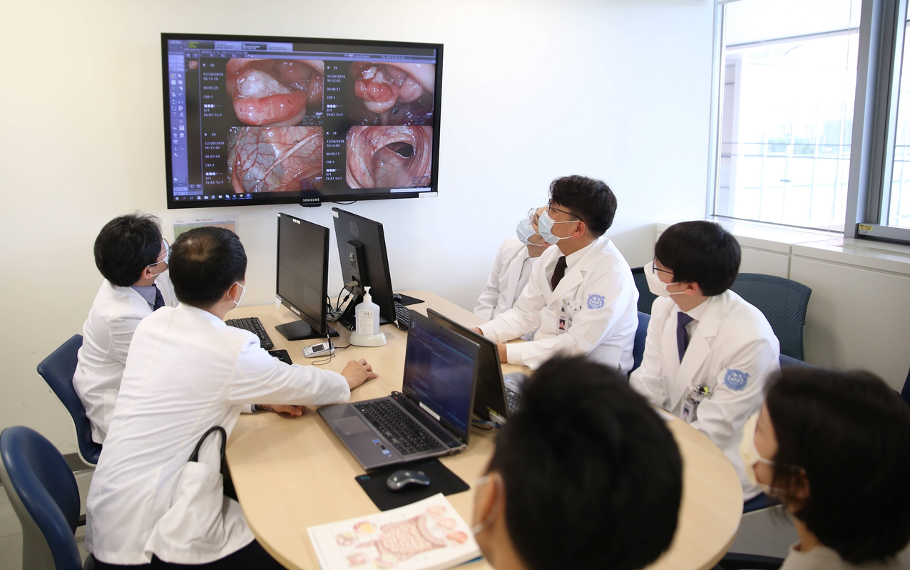 환자와 보호자가 영상검사 결과를 보며 의료진에게 설명을 듣고 있는 모습 - 분당서울대학교병원 제공