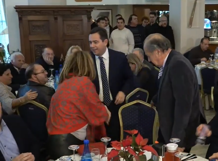 ΚΟΒΕΙ ΤΗΝ ΠΡΩΤΟΧΡΟΝΙΑΤΙΚΗ ΠΙΤΑ ΤΟΥ Ο ΝΟΤΗΣ ΜΗΤΑΡΑΚΗΣ ΣΤΗ ΧΙΟ