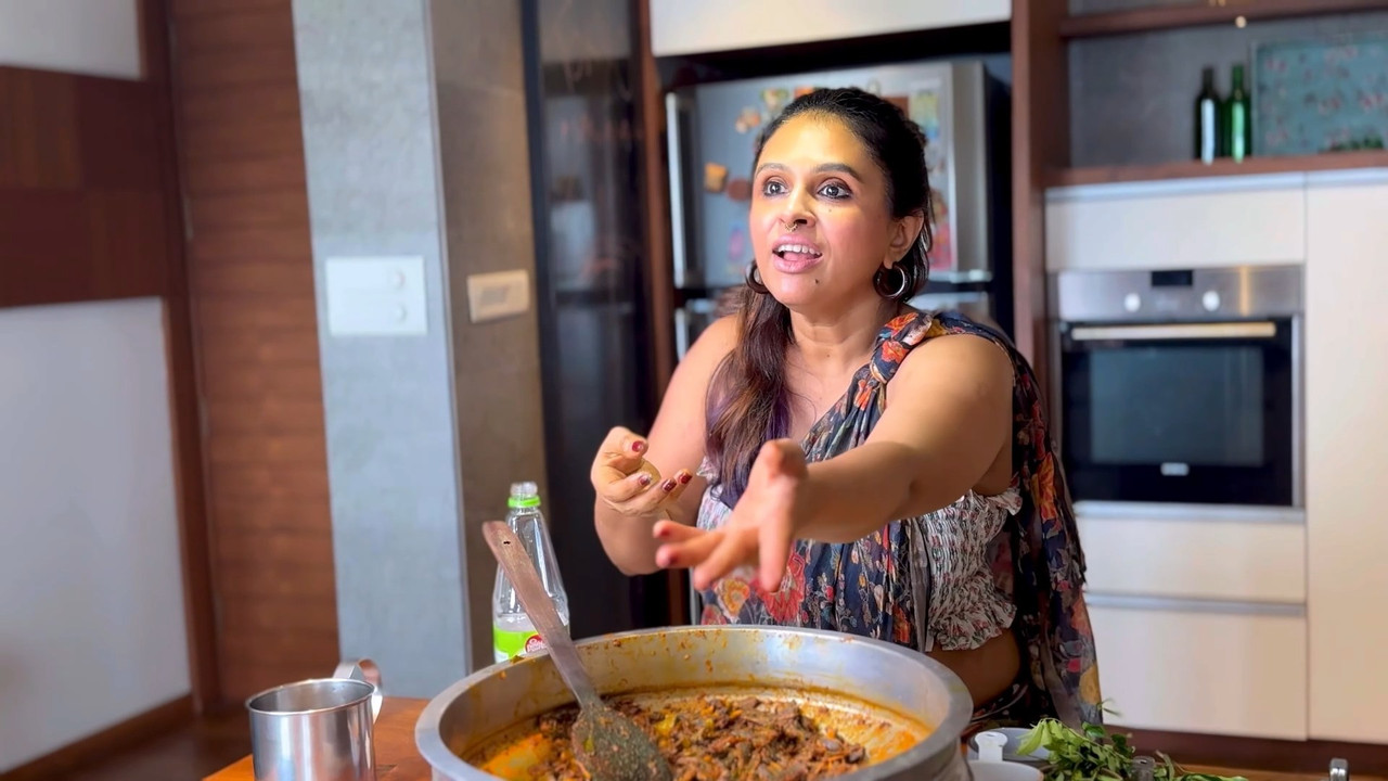 sexy malayali vlogger in hot saree showing tummy and slight boobs mp4 snapshot 00 26 578