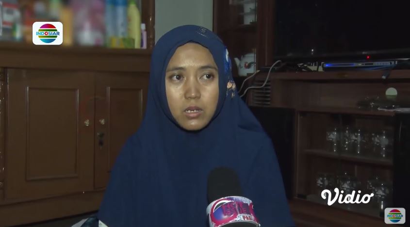 Dewi, adik bungsu Teddy.