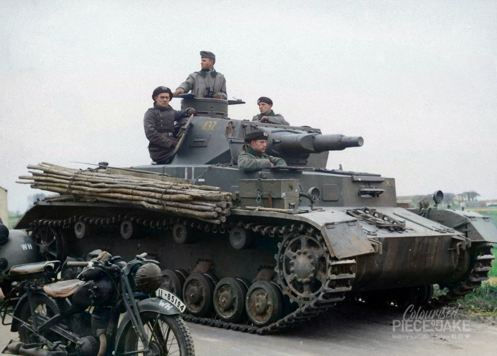 panzer IV - Page 2 Panzerkampfwagen-IV-Ausf-hrung-D-de-la-9-Panzerdivision-avance-travers-les-Pays-Bas-mai-1940