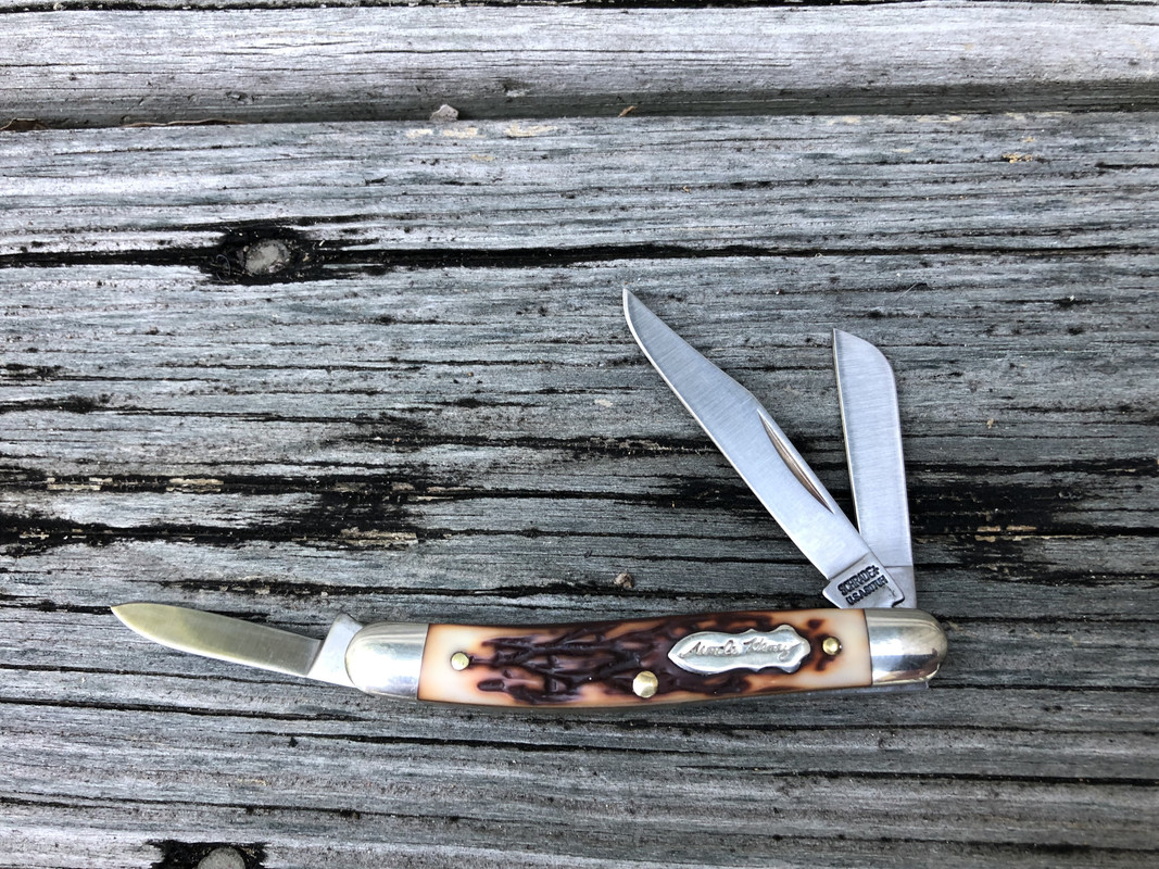 Schrade_Uncle_Henry_807UH.jpg