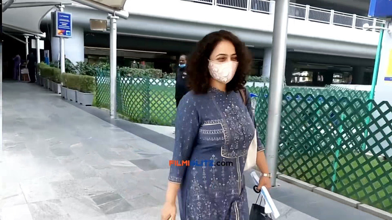 Nithya menon big jiggling boobs.mkv_snapshot_00.09.126