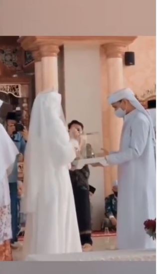 Kedua mempelai tak berani berjabat tangan