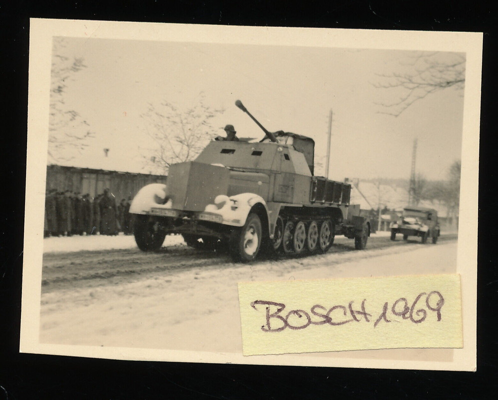 Foto - gepanzerte Halbkette mit Geschütz Aufbau1