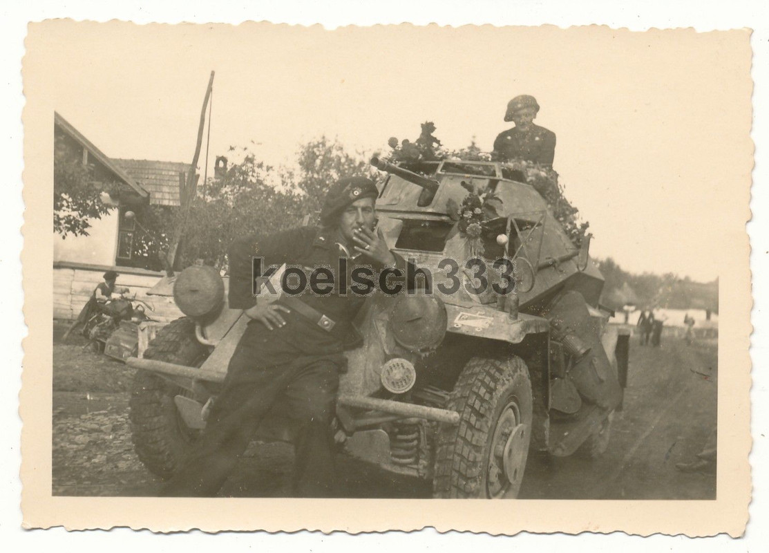 Foto Panzermann vor Panzerspähwagen in Tschechien 1938 Panzer Au
