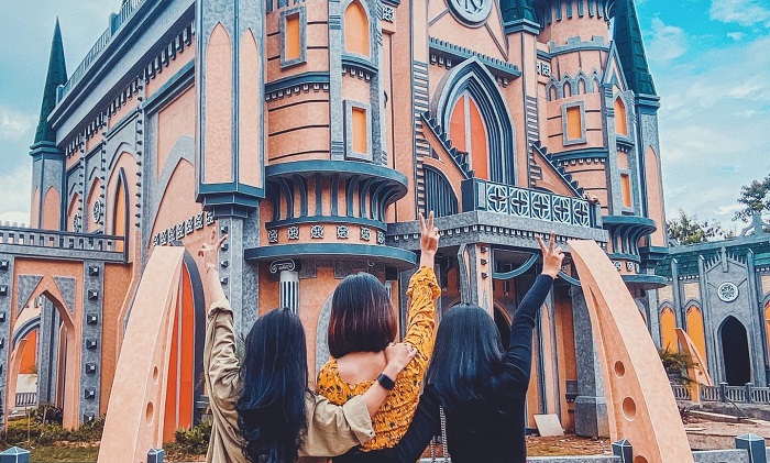 Nicole's River Park, rekomendasi tempat wisata di Puncak Bogor. Lokasinya dekat hotel hingga tempat sewa motor.